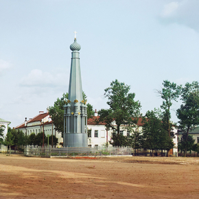 Полоцк. Памятник войны 1812 г. на площади около Николаевского собора