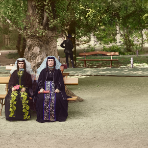 Грузинки в праздничном наряде. Боржомский парк