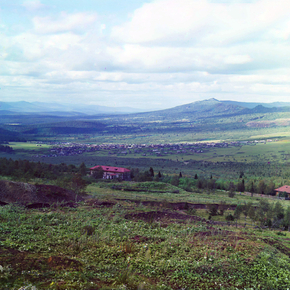 Вид на село Рудничное с горы Иркускан. Бакальские рудники