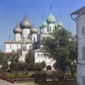 Церковь Воскресения и Успенский собор. Вид со стены. Ростов Великий