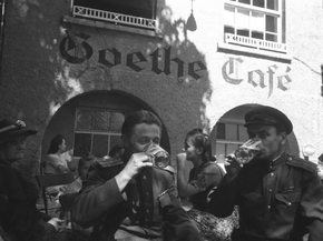 Воины-победители пробуют пиво. Германия, 1945