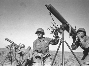 Расчеты зенитных пулеметов на позициях, 1942