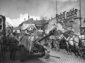 Советские солдаты в городе Швехат в пригороде Вены, 1945