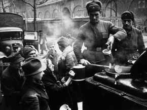 Берлин. Полевая кухня, раздача еды для жителей города, 1945