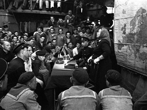 Керчь 1943. Митинг на корабле, говорит мать матроса