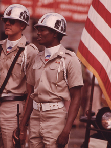 Часть цветной гвардии парада Bud Billiken Day Parade
