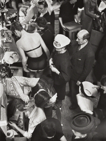 Переодевание во время показа Christian Dior, Париж