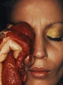 Jerry Hall | Джерри Холл держит сырое мясо