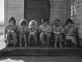 Dorothea Lange | Доротея Ланж - Девочки из школы Lincoln Bench, урок чтения
