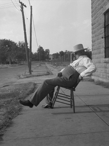 Dorothea Lange | Доротея Ланж - Шериф Макалестера, Оклахома, сидит перед тюрьмой