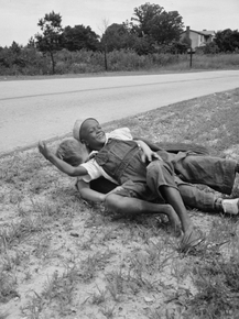 Dorothea Lange | Доротея Ланж - Уайт и мальчик борются на обочине дороги