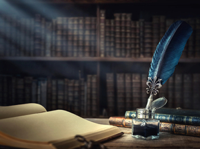 Письменное перо и книги