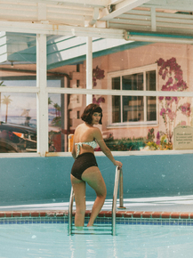 Girl In Pool | Девушка в бассейне Girl In Pool | Девушка в бассейне